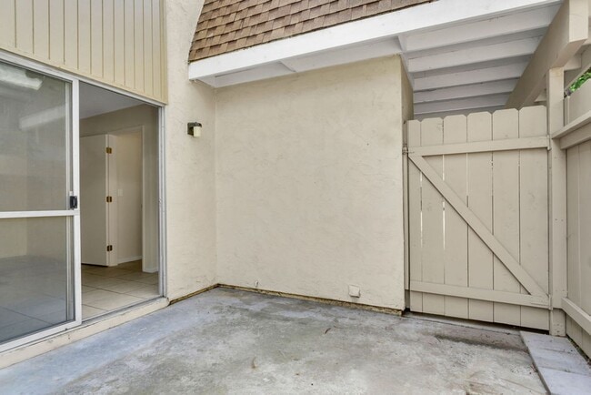 Building Photo - Spacious three bedroom with office in Prime UTC/UCSD Location! Available immediately!