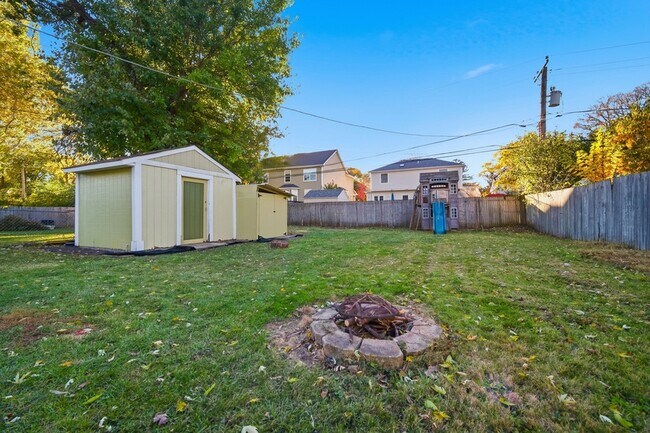 Building Photo - 212 N Knollwood Dr