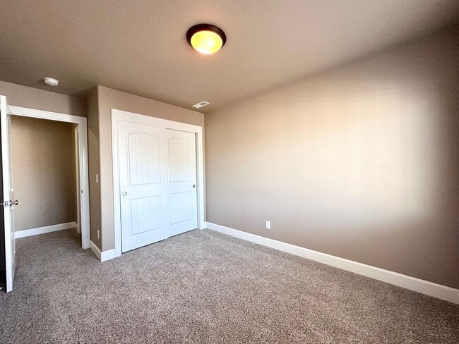 Building Photo - Modern 3 Bed/2.5 Bath with Double Car Garage Townhome in Sandy, OR!