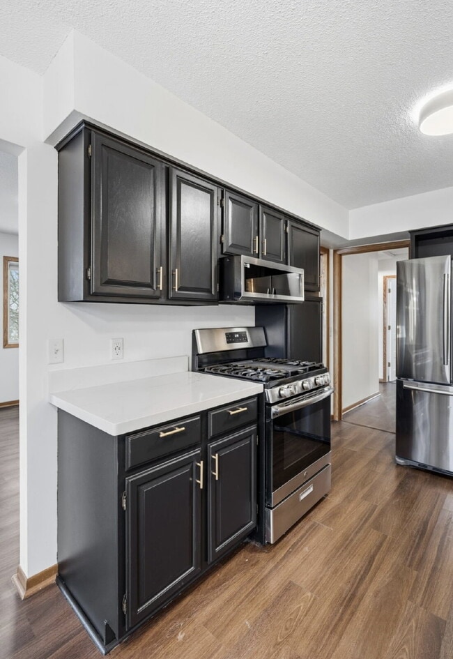 Building Photo - Nicely remodeled side by side duplex 3-Bed Home with Gleaming Hardwood Floors & New carpet in Hop...