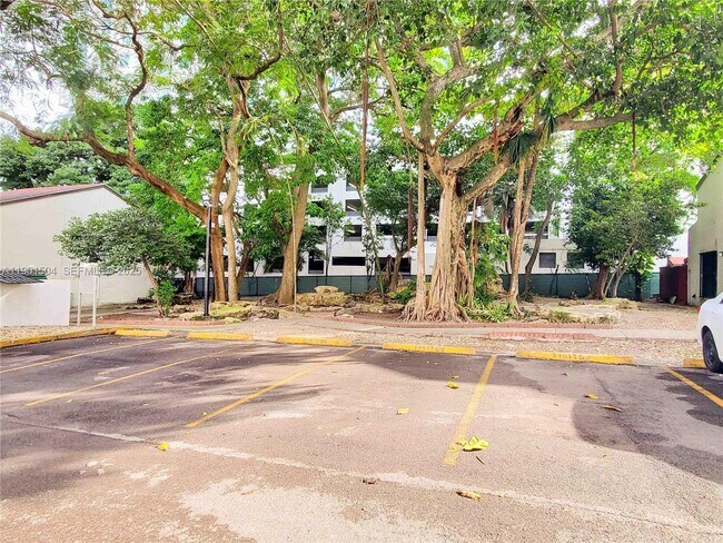 Building Photo - 1901 NW S River Dr