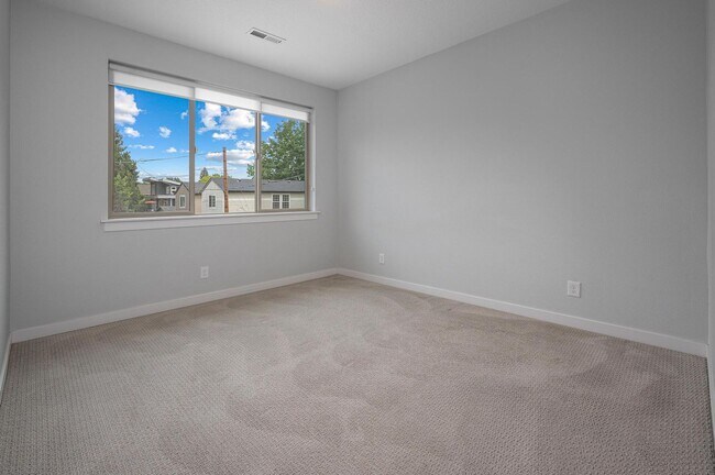 Building Photo - Modern Elegance! Eastmoreland Stunner! Pre...