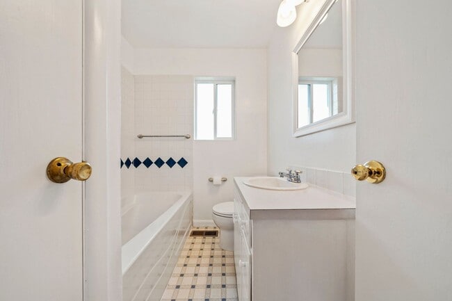 Building Photo - 330 E Jersey St