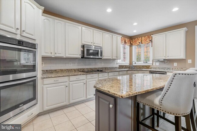 Building Photo - 1710 Stone Ivy Pl