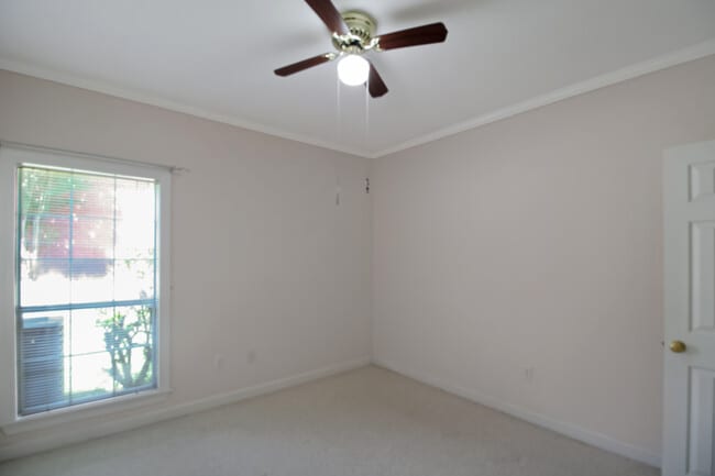 Building Photo - 345 Avonlea Ln