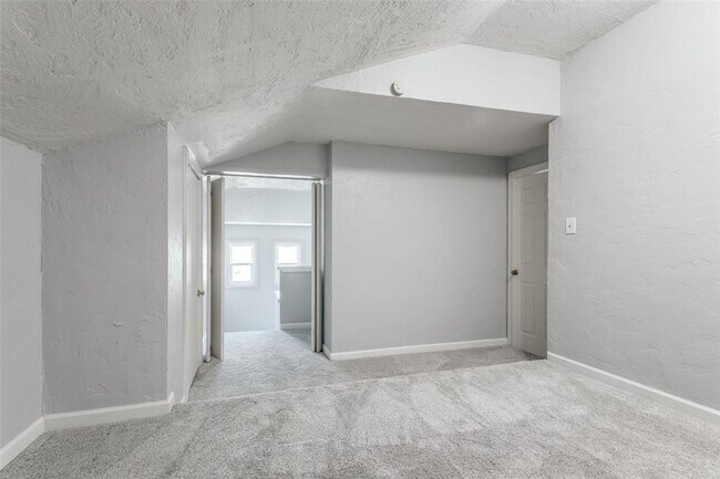Building Photo - 4 Oakbrook Dr