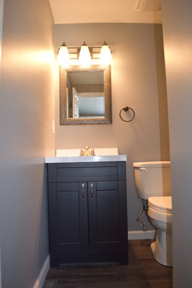 Half bath - 108 Wood Ct