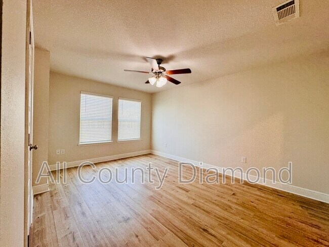 Building Photo - 10 Renea Cv