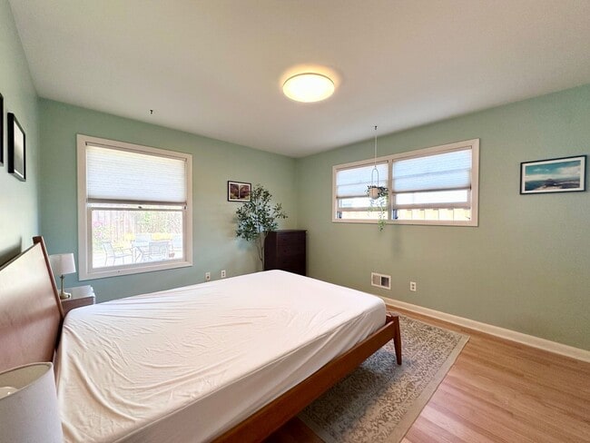 Building Photo - Lovely Duplex NE Portland - 2 bed, 1 bath w/Garage!
