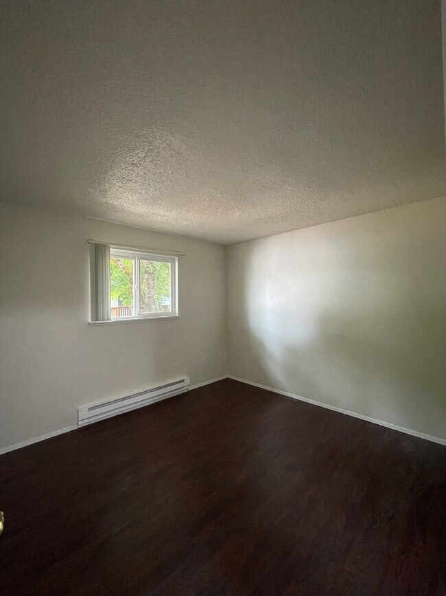 Building Photo - Spacious 2-bedroom, 1-bathroom Apartment