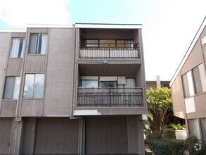 Building Photo - $2,500 - 2 Bed / 2 Bath Condo in East Clai...
