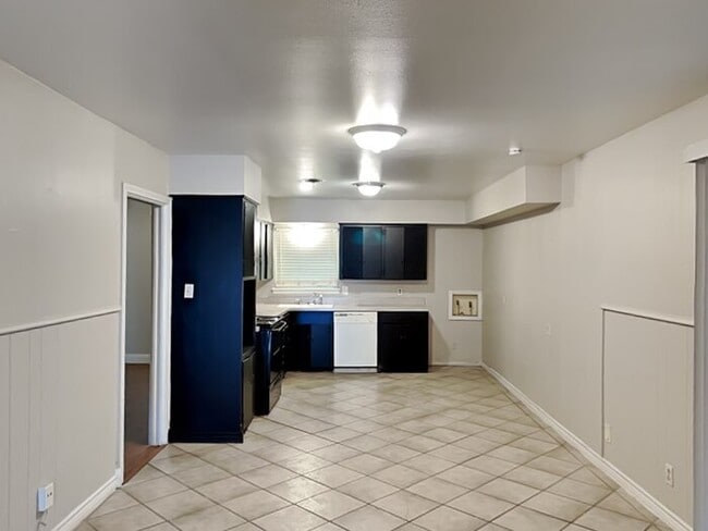 Building Photo - No Application Fee* Plus $250 Off First 2 ...