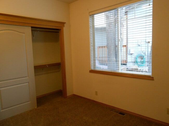 Building Photo - 1021 SW Crosscut Ct