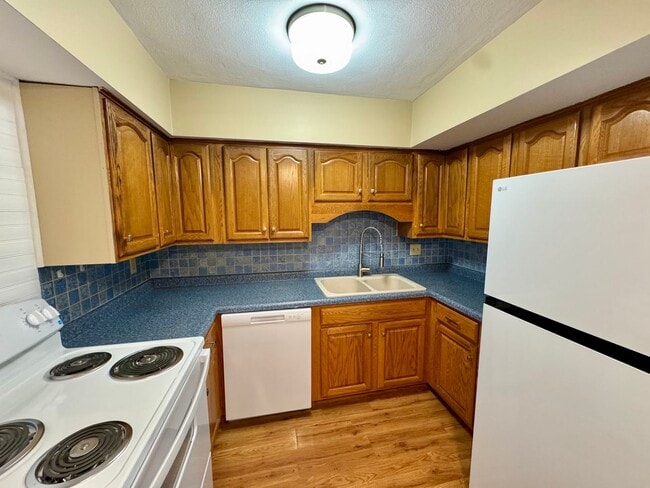 Building Photo - Updated 2BR Condo in Fox Meadows – New Flooring + Appliances