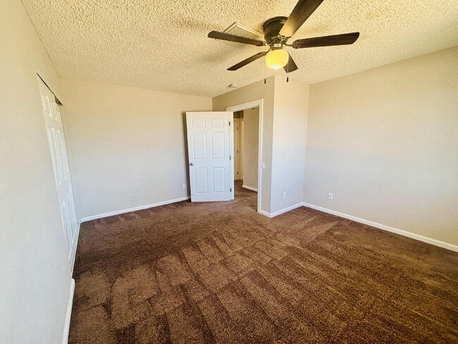 Building Photo - Charming 3-Bedroom with 2 Full Baths on th...