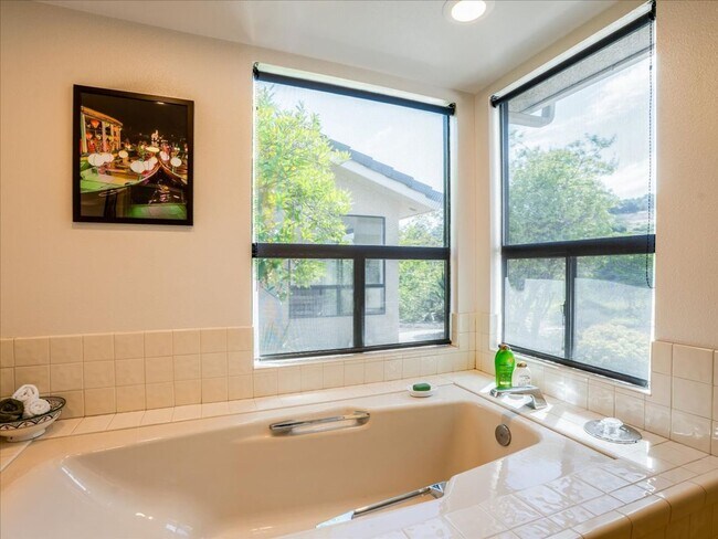 Building Photo - 271 Twin Ridge Dr