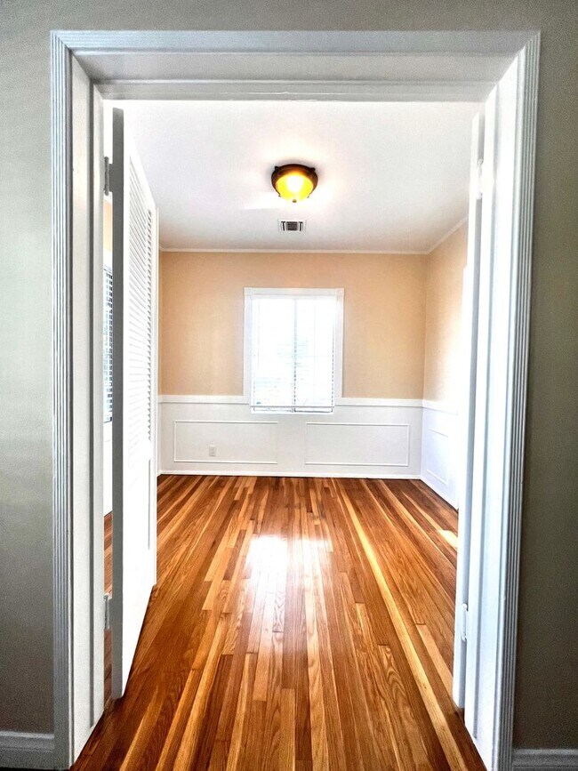 Building Photo - Single Family. 3-bed Home - Desireable Neighborhood!