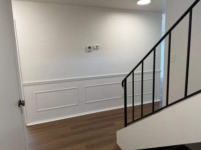Building Photo - Updated Knollwood Condo with Community Pool
