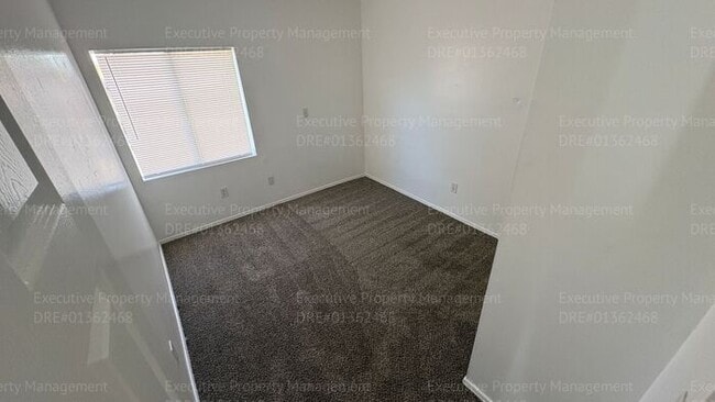 Building Photo - 4 bedroom 2 bathroom house in East Bakersfield near park and schools.