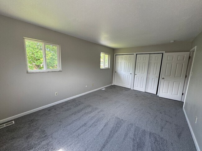 Building Photo - Far Eastside Large 3 Bedroom 1.5 Bath
