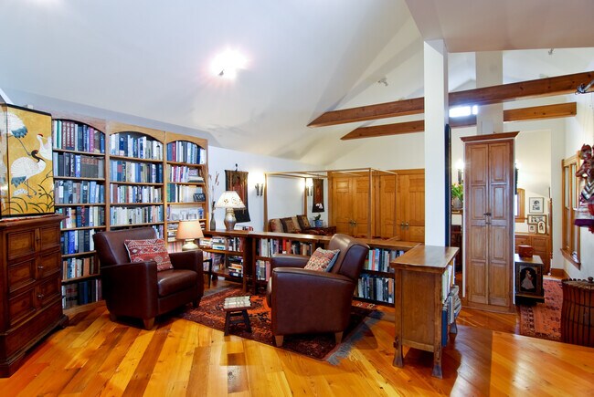 Building Photo - 622 W Briar Pl
