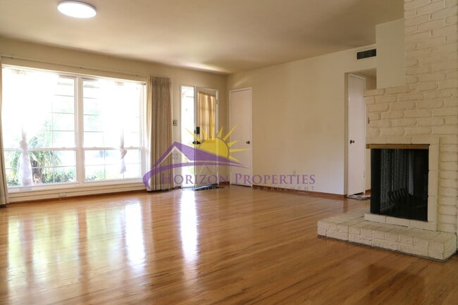Building Photo - Unique 3 Bed 2 Bath + 2 bonus rooms 1,639 ...