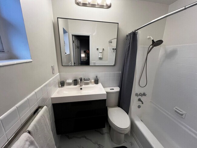 Building Photo - 904 NE 20th Ave