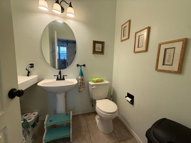 Building Photo - 6 Bed 4 Bath Home with 3000+ SQFT in Stetson Hills!!!