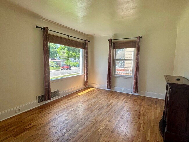 Building Photo - 3 bedroom 2 bath home centrally located!