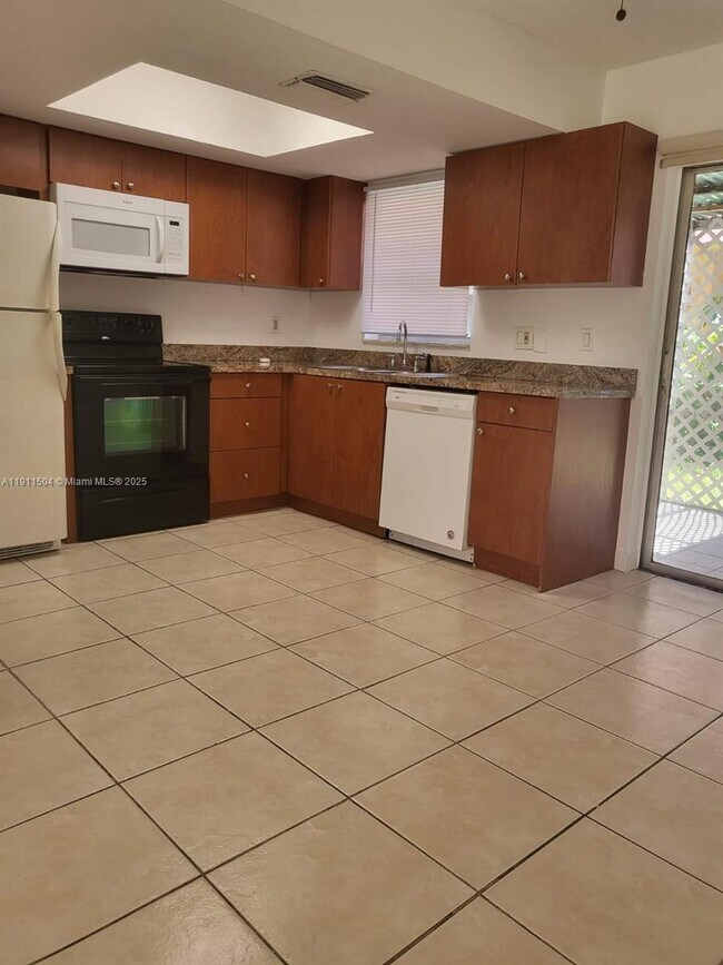 Building Photo - 2554 NW 52nd Ave