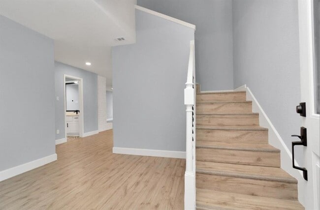 Building Photo - 9404 Beechnut St