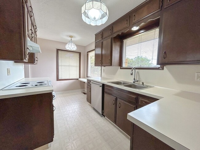 Building Photo - 1550 Corina Dr SE