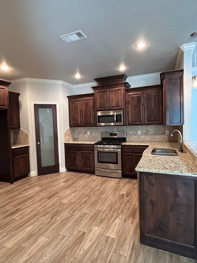 Building Photo - Beautiful Townhome