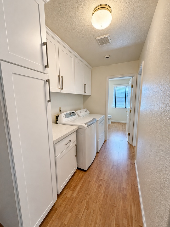 Building Photo - 8036 Glenbar Way