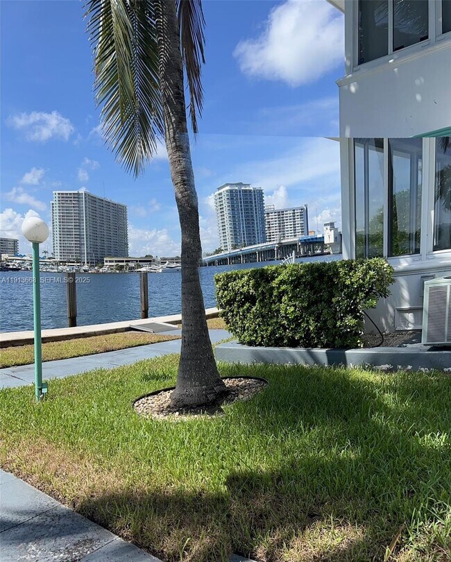 Building Photo - 1990 Bay Dr