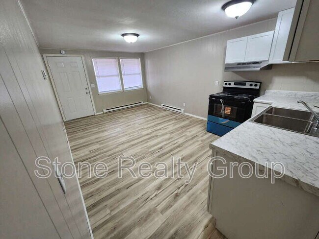 Building Photo - 1880 N 6th 1/2 St