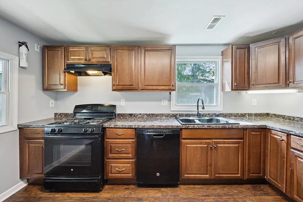 Building Photo - 330 Richmond Ave