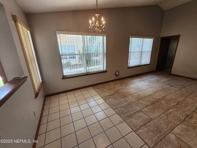 Building Photo - 3510 Rain Forest Dr W