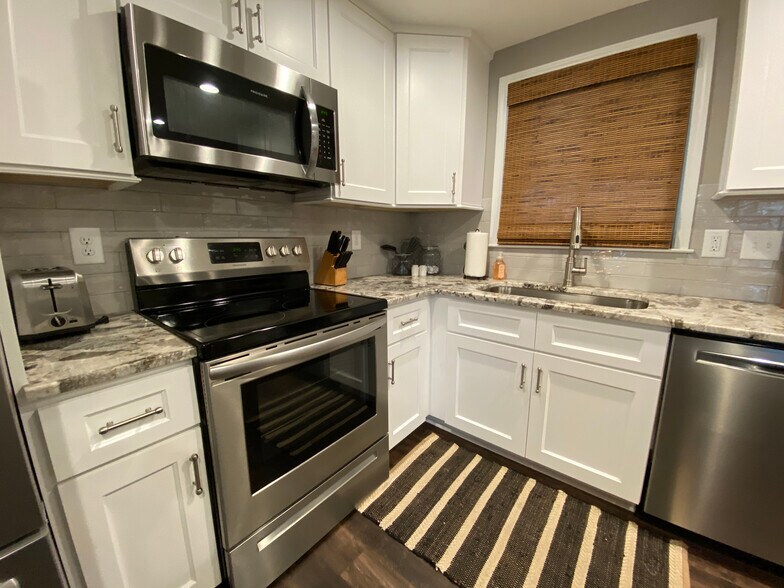 Electric cooktop and oven - 11501 Five Cedars Rd