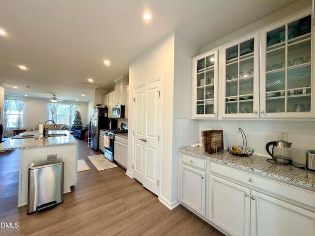 Building Photo - 1110 Romeria Dr