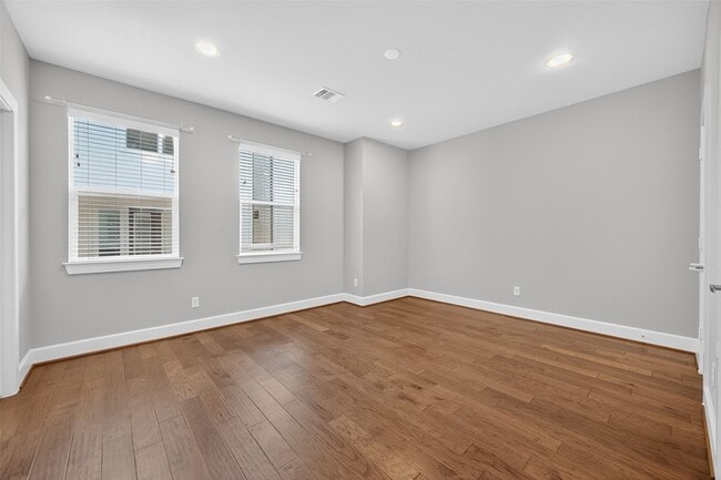Building Photo - 1624 W 24th St