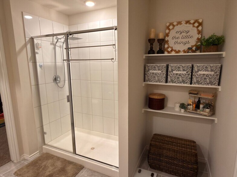 Building Photo - 403 Silverbirch Dr
