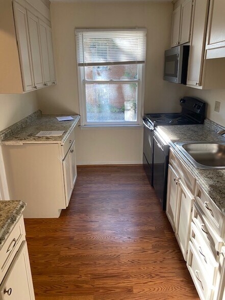 Building Photo - 1174 N Vermont St