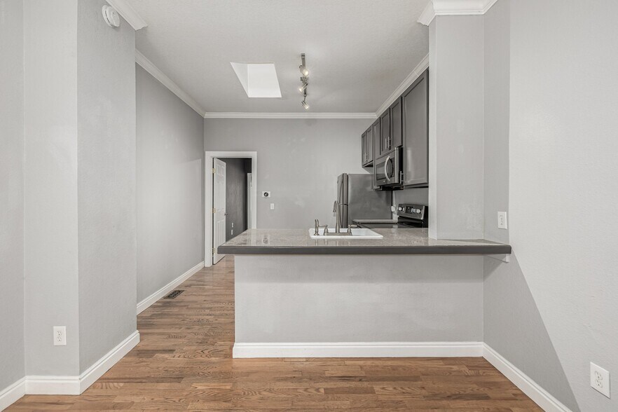 Building Photo - 2482 W Argyle Pl