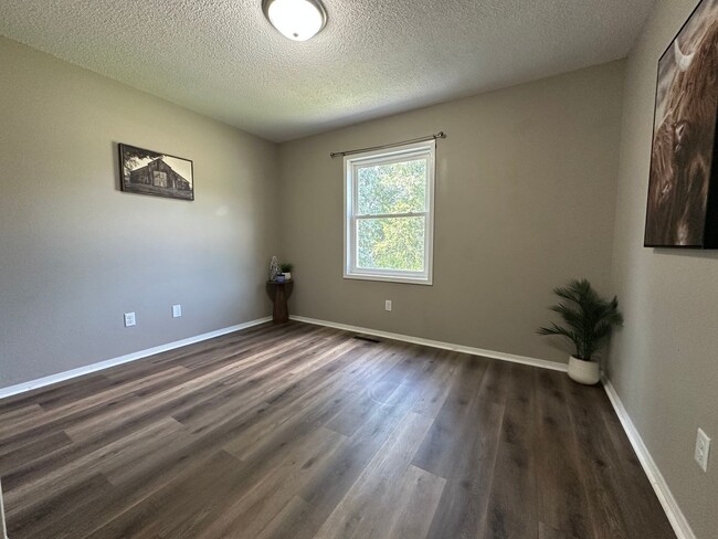 Building Photo - 3 bed, 1 bath home for rent in Maywood edi...