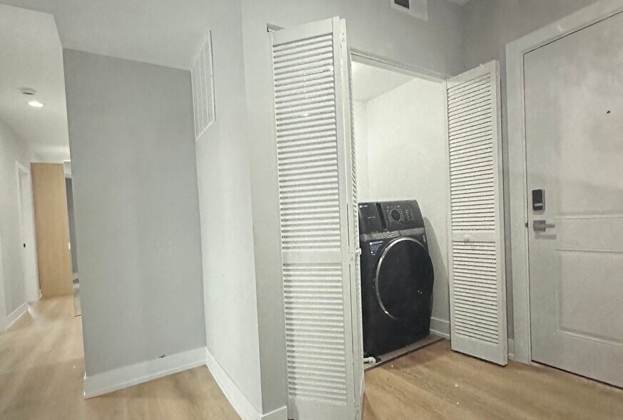 Building Photo - 1551 W Juneway Ter