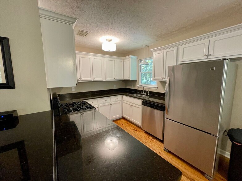 Building Photo - Super cute One Level Home in Auburn