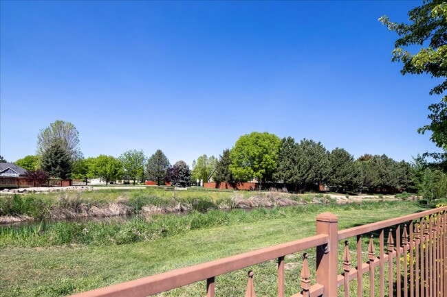 Building Photo - 581 N Devon Pl