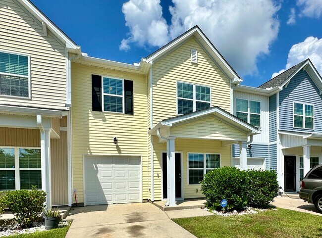 Building Photo - 3 Bed 2 Bath Townhome Located in Cokers Commons in Goose Creek!