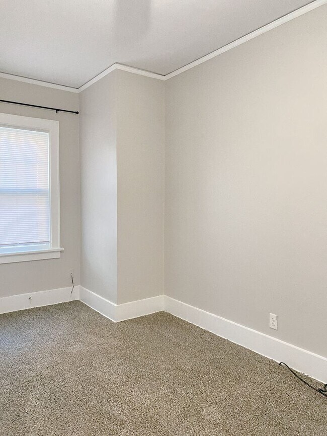 Building Photo - Move-in special. 3 bed 1 bath with a detached garage and large driveway $1250